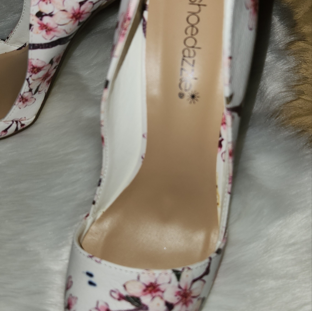 NWOT !! SHOEDAZZLE HEELS. - Picture 5 of 6